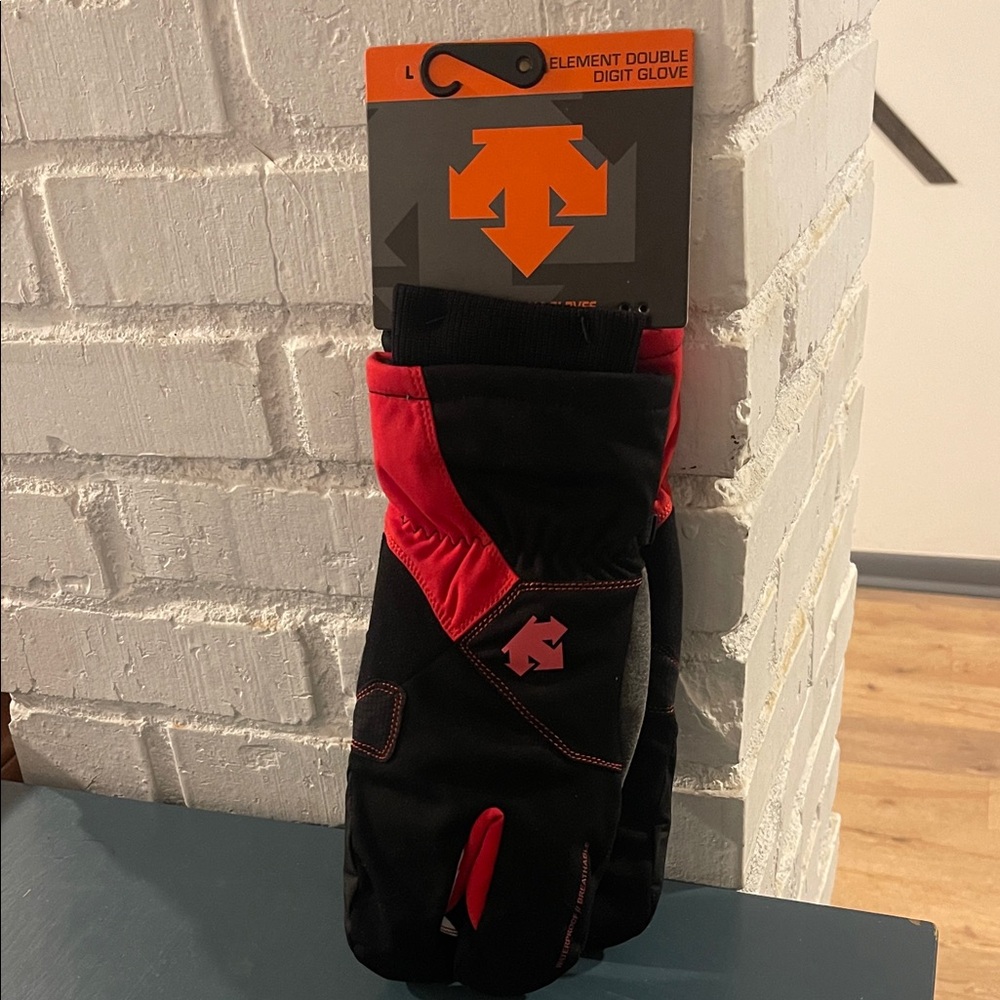 Descent EXTRA warm lobster style gloves.